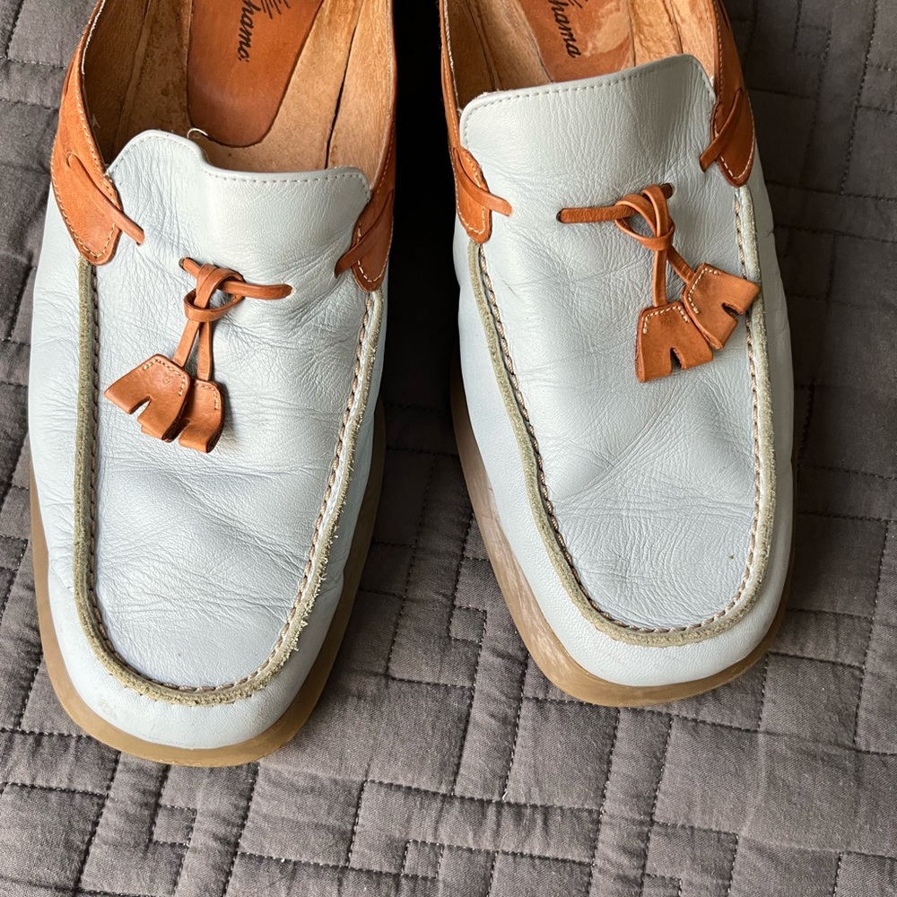 Tommy Bahamas woman’s leather mules - Picture 6 of 9